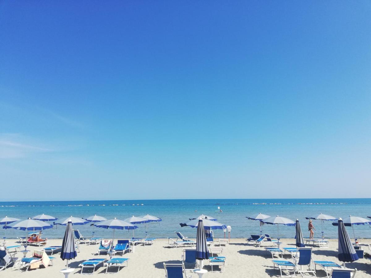 Attico Fronte Mare Daire Martinsicuro Dış mekan fotoğraf