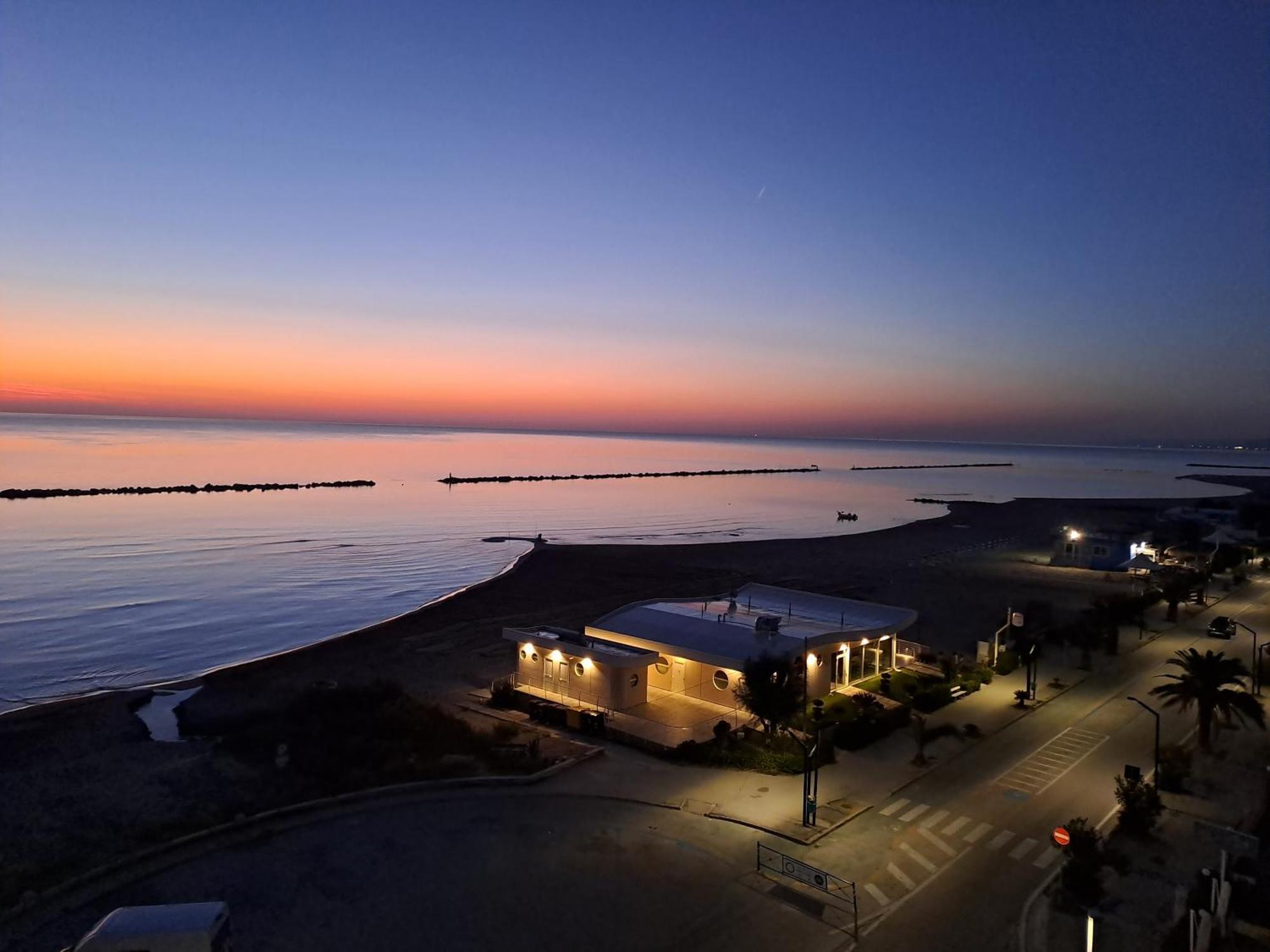 Attico Fronte Mare Daire Martinsicuro Dış mekan fotoğraf
