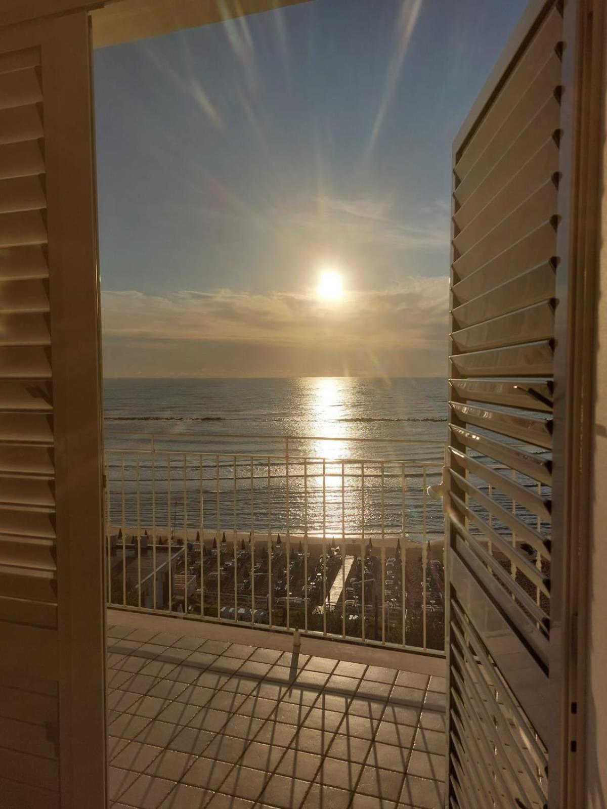 Attico Fronte Mare Daire Martinsicuro Dış mekan fotoğraf