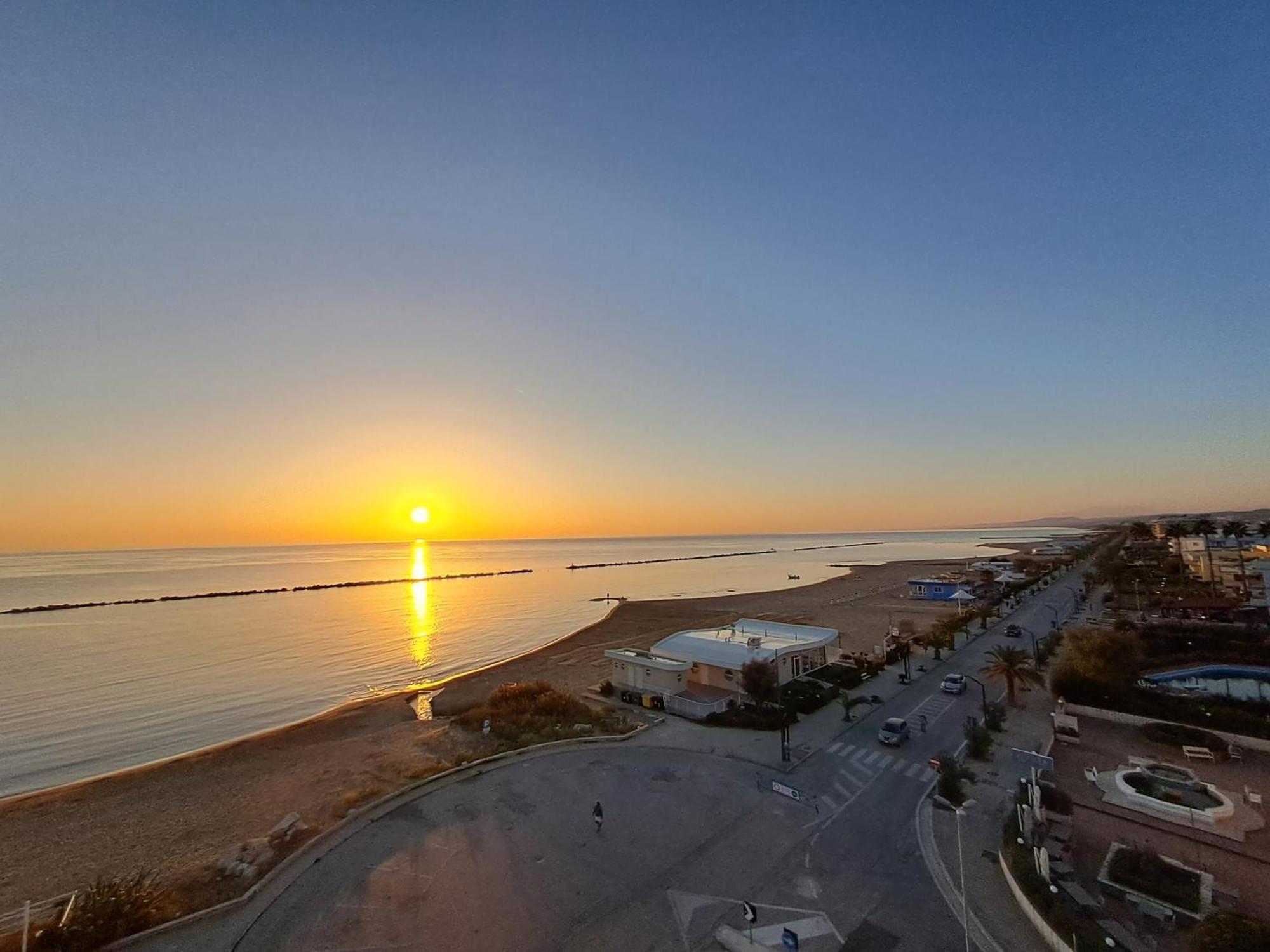 Attico Fronte Mare Daire Martinsicuro Dış mekan fotoğraf