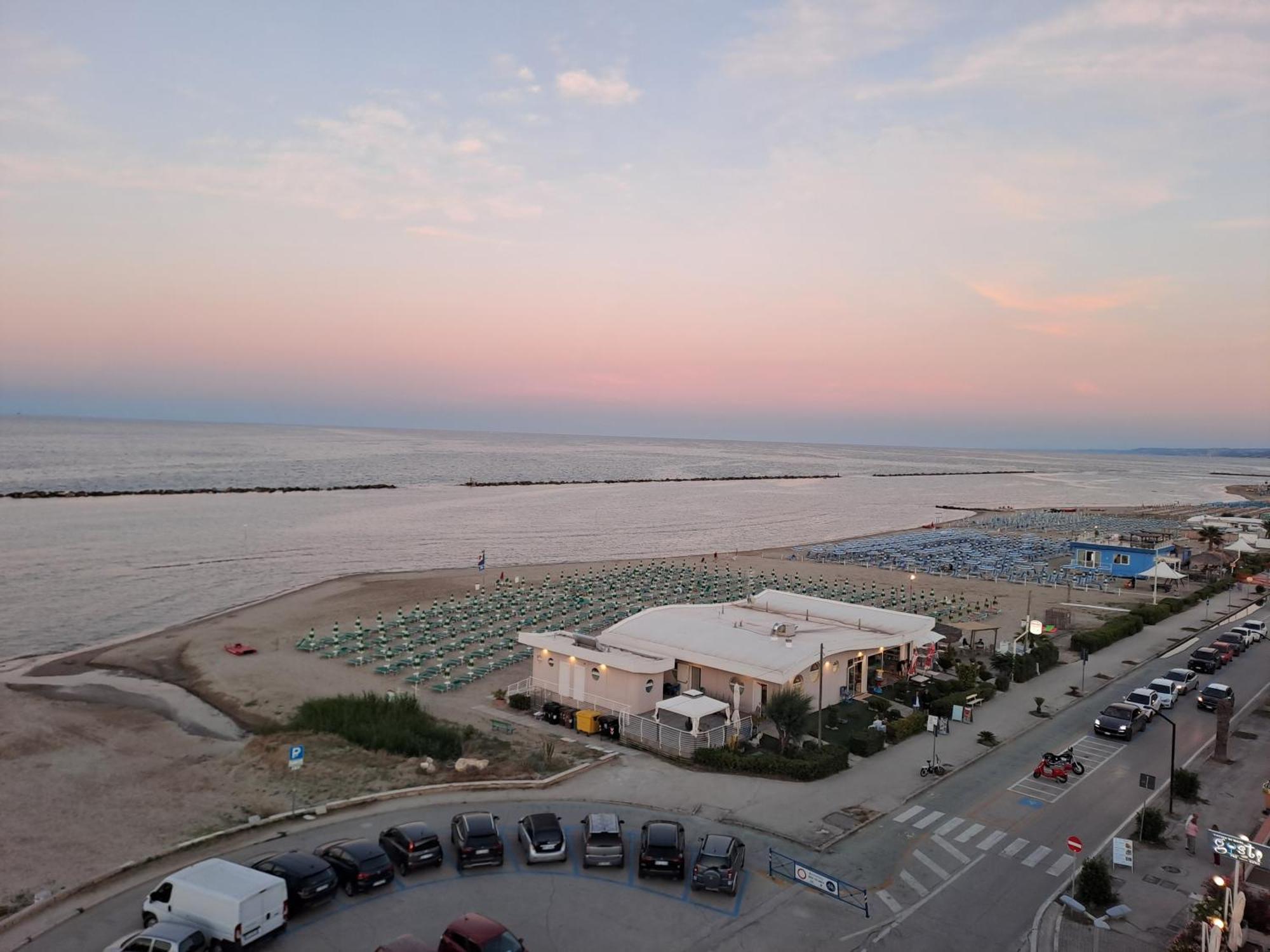 Attico Fronte Mare Daire Martinsicuro Dış mekan fotoğraf
